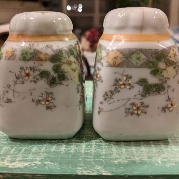 Beautiful Vintage Floral salt And Pepper Shakers. - Picture 2 of 8
